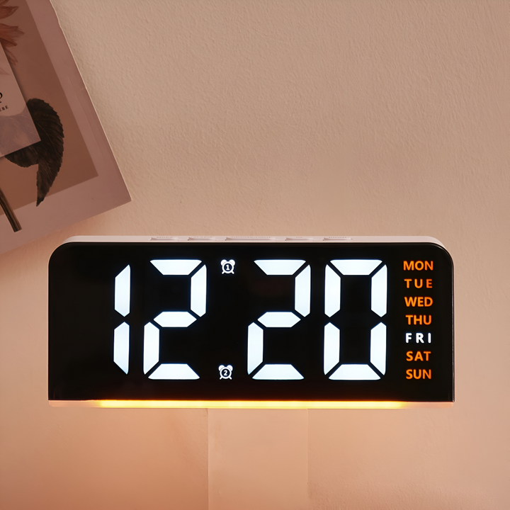 Réveil digital LED sans tic-tac, idéal pour le bureau ou la table de chevet élégante.