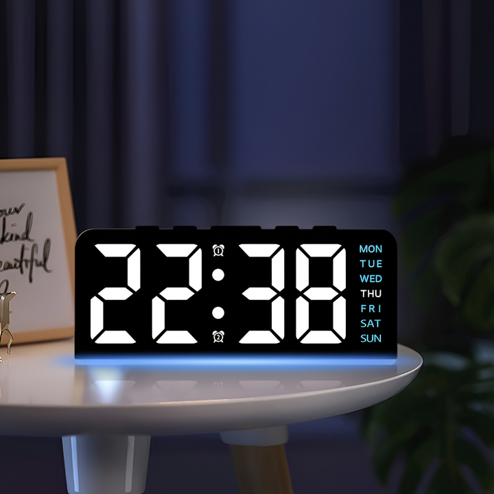 Horloge moderne LED silencieuse, affichage numérique pour un salon ou une chambre sereine.