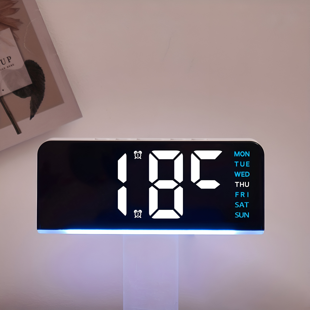 Réveil numérique LED, design minimaliste, avec affichage de l'heure et fonction silencieuse.
