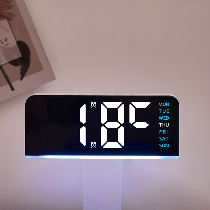 Réveil numérique LED, design minimaliste, avec affichage de l'heure et fonction silencieuse.