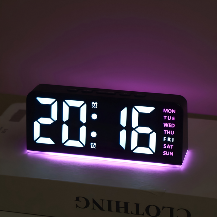 Horloge numérique LED silencieuse, design contemporain pour une lecture facile et discrète.