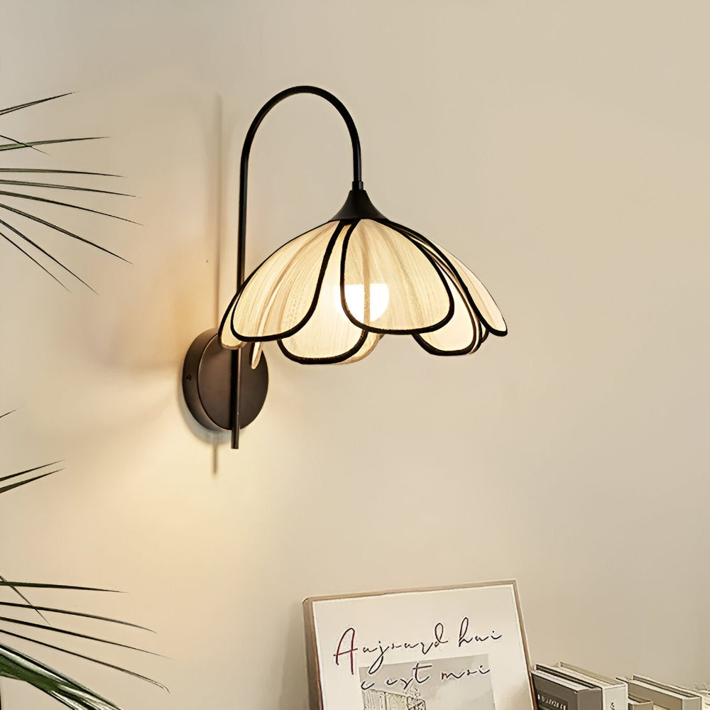 Lampe murale LED Wabi-Sabi, forme florale et minimaliste. Éclairage intérieur moderne pour chambre ou entrée.