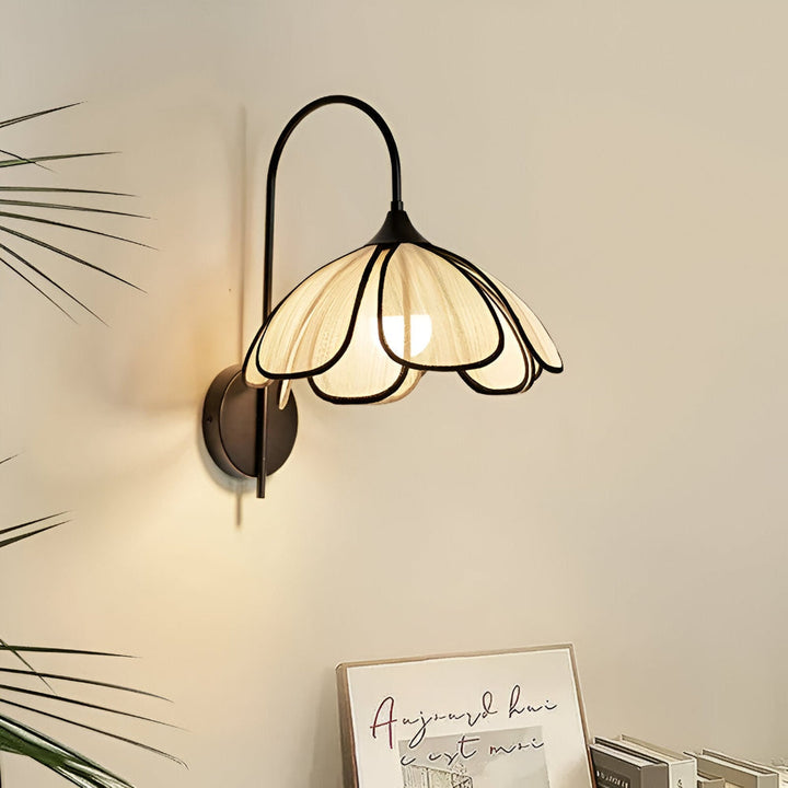 Lampe murale LED Wabi-Sabi, forme florale et minimaliste. Éclairage intérieur moderne pour chambre ou entrée.