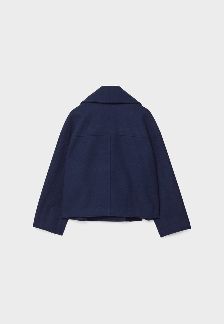 Veste courte femme, double boutonnage, coupe moderne et chic pour un look élégant urbain.