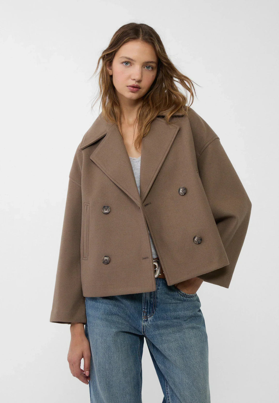 Veste courte femme, double boutonnage, style intemporel et chic pour toutes occasions.