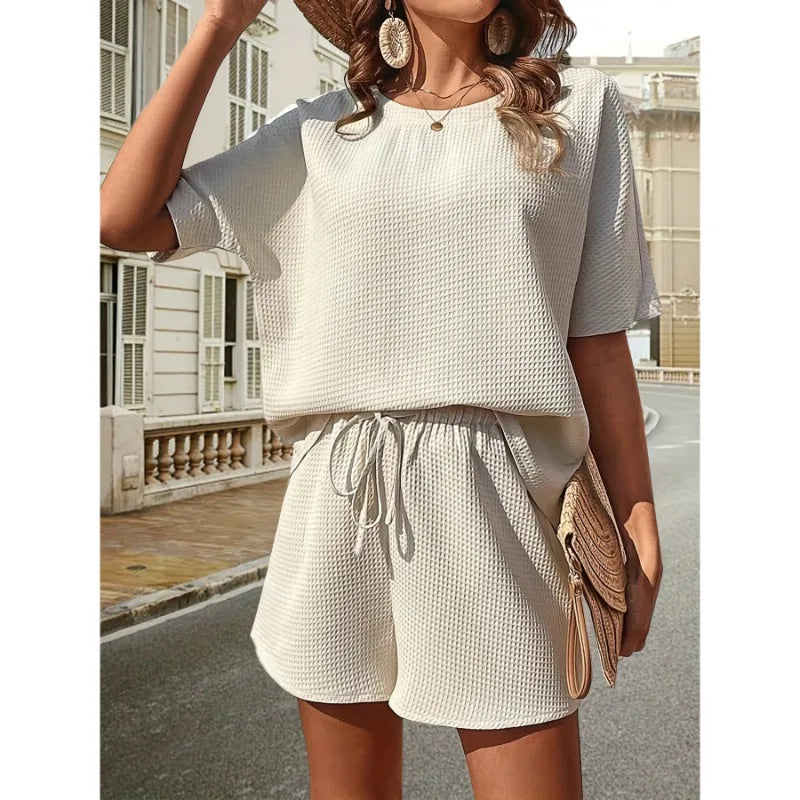 Ensemble short femme avec haut ample, cordon de serrage. Confort décontracté parfait pour l'été.