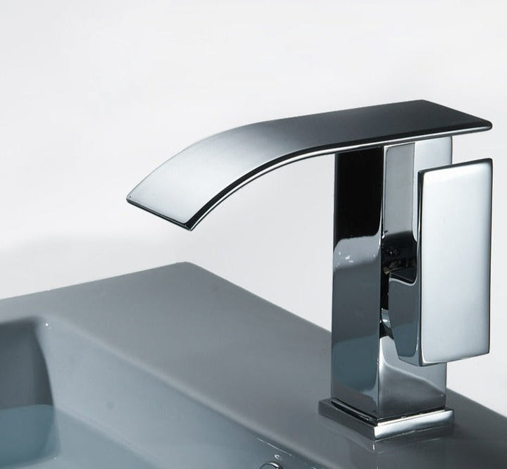 Robinet cascade moderne en laiton pour lavabo de salle de bain. Design élégant et luxe.