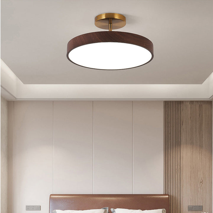 Éclairage de plafond Fjell en bois et métal doré, design pur pour intérieur contemporain.