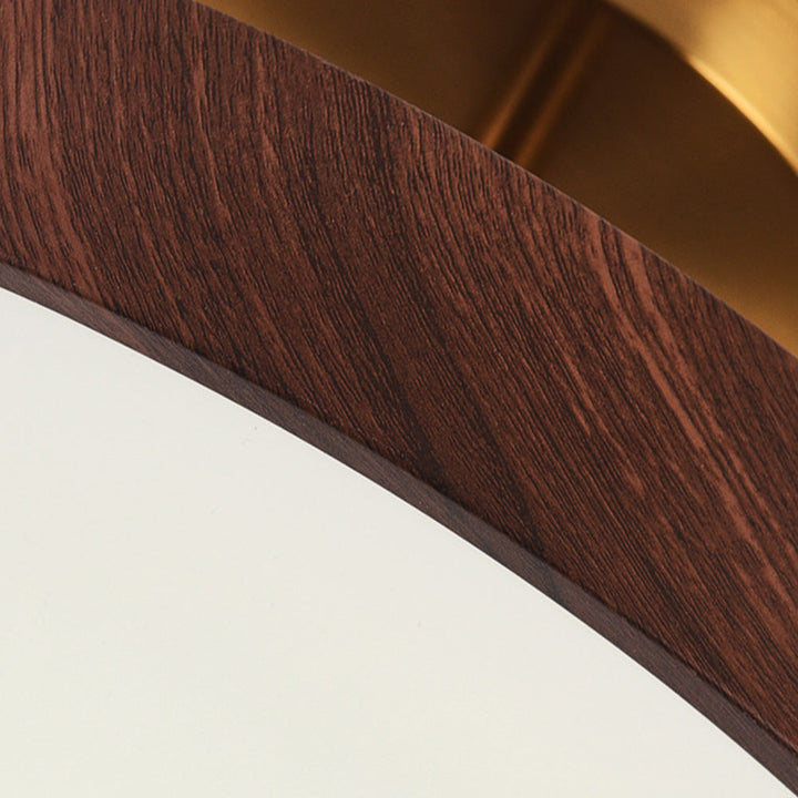 Luminaire de plafond Fjell, bois massif et métal doré, un classique du design nordique.