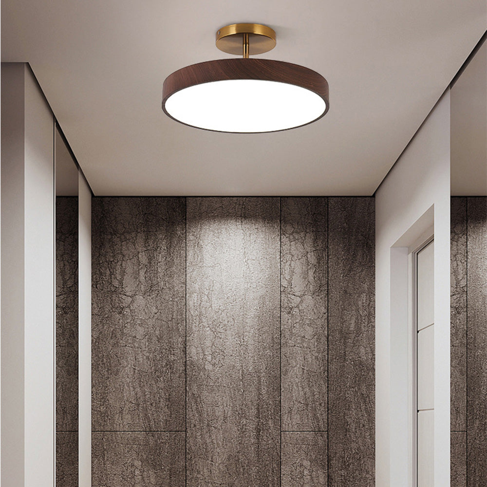 Lampe de plafond design scandinave Fjell, finition bois et accents dorés pour intérieur.