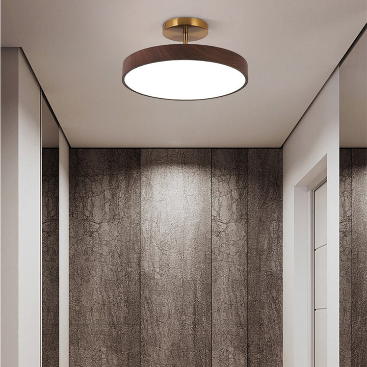Lampe de plafond design scandinave Fjell, finition bois et accents dorés pour intérieur.