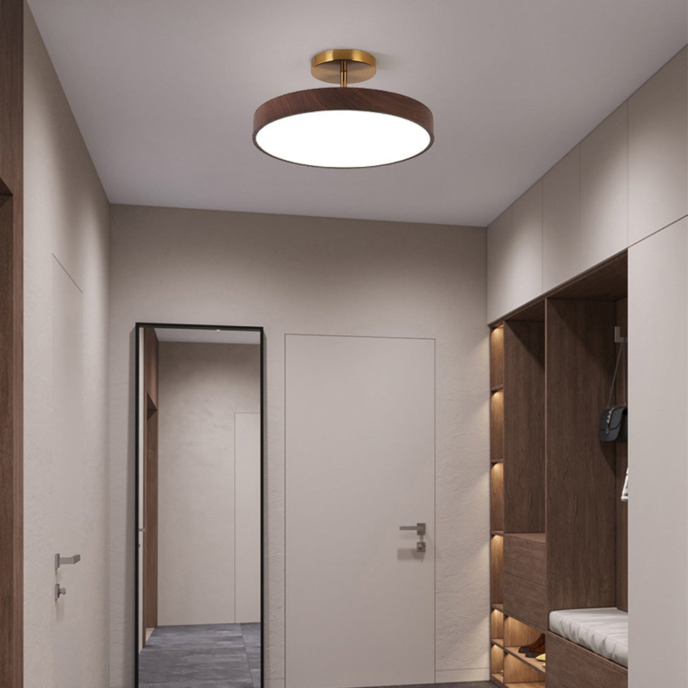 Plafonnier scandinave Fjell, mélange bois naturel et finitions dorées, design épuré et moderne.