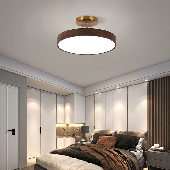 Lampe de plafond scandinave Fjell, bois clair, doré, lumière chaude pour salle à manger.