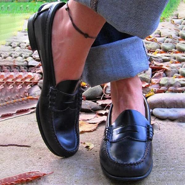 Mocassins femme marron casual chic, confortables et à enfiler. Chaussures plates idéales pour la mode féminine.
