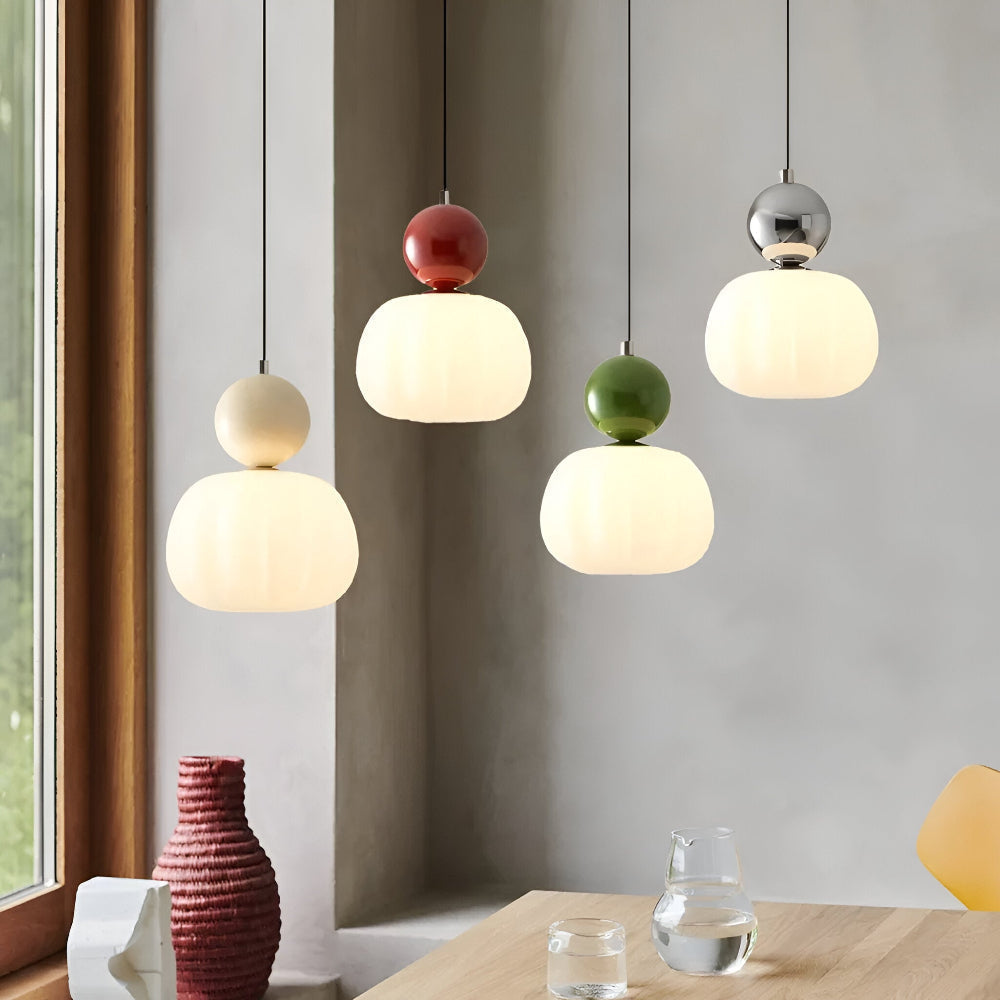Luminaire Art Déco suspension pour salon, style Bauhaus et éclairage d'ambiance chaleureux.