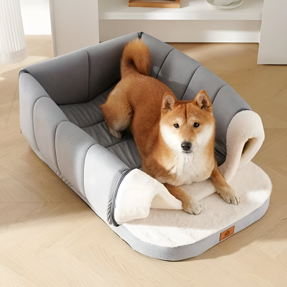 Chien confortablement installé dans son lit grotte gris, orthopédique et anti-stress, pour un repos serein.