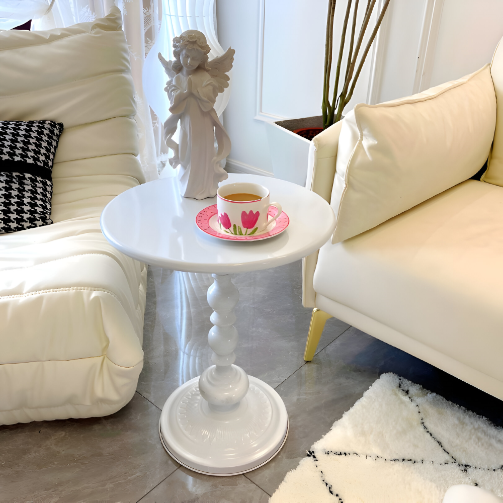Table d'appoint ronde style balustre, une solution élégante et compacte pour votre décoration intérieure.