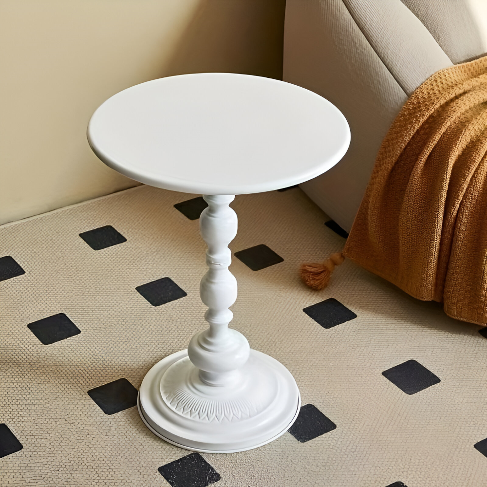 La table d'appoint ronde comme élément central d'une composition décorative dans un salon.