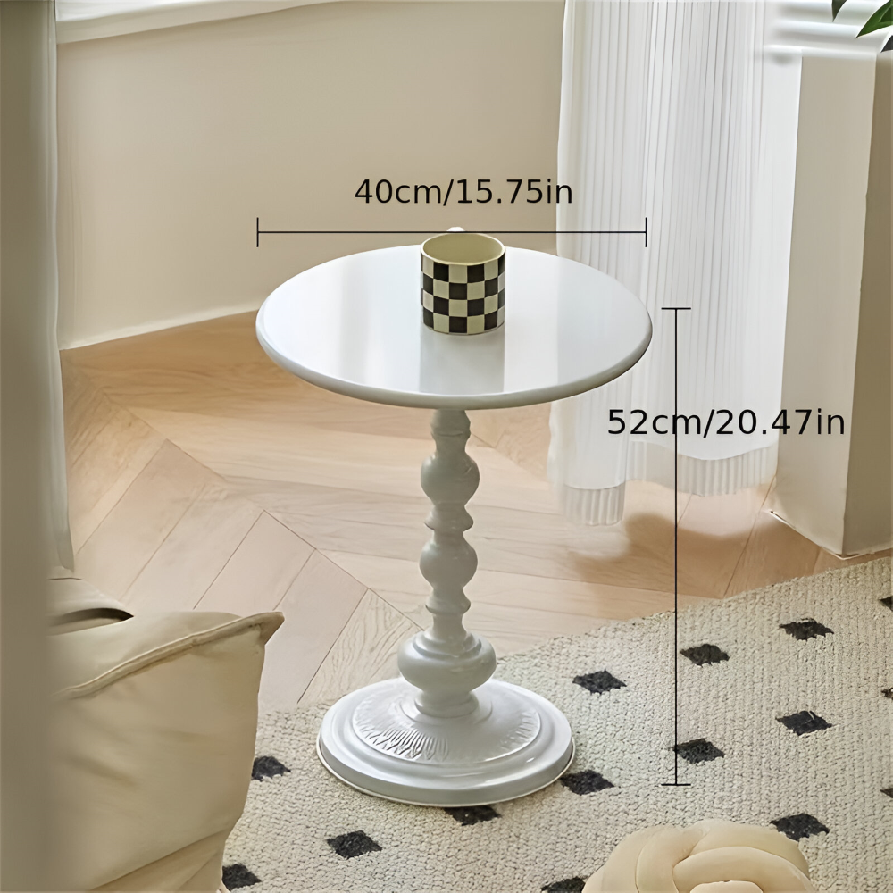 Zoom sur la finition de la table d'appoint ronde en fer forgé, détails du style balustre.