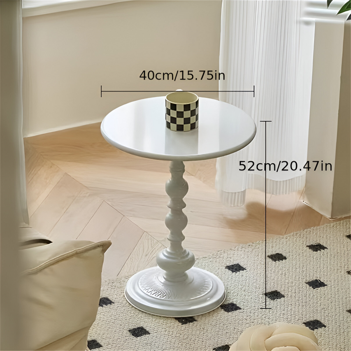 Zoom sur la finition de la table d'appoint ronde en fer forgé, détails du style balustre.