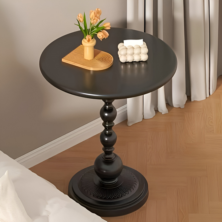 Table d'appoint ronde avec base balustre, parfaite comme table de chevet ou meuble d'appoint gain de place.