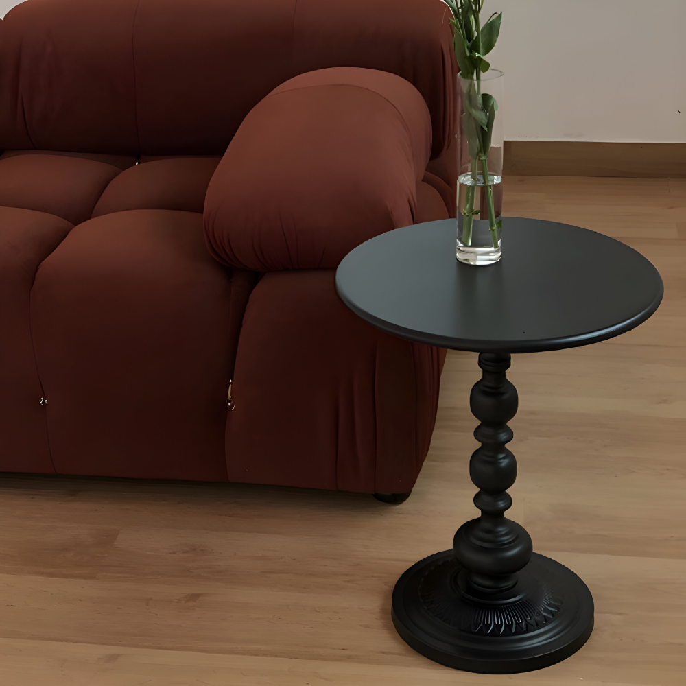 Photographie de la table d'appoint ronde balustre dans un intérieur contemporain, décoration soignée.