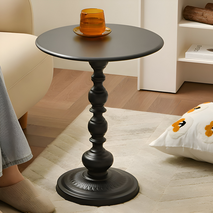 Design unique de la table d'appoint ronde balustre, apportant du cachet à toute pièce de la maison.