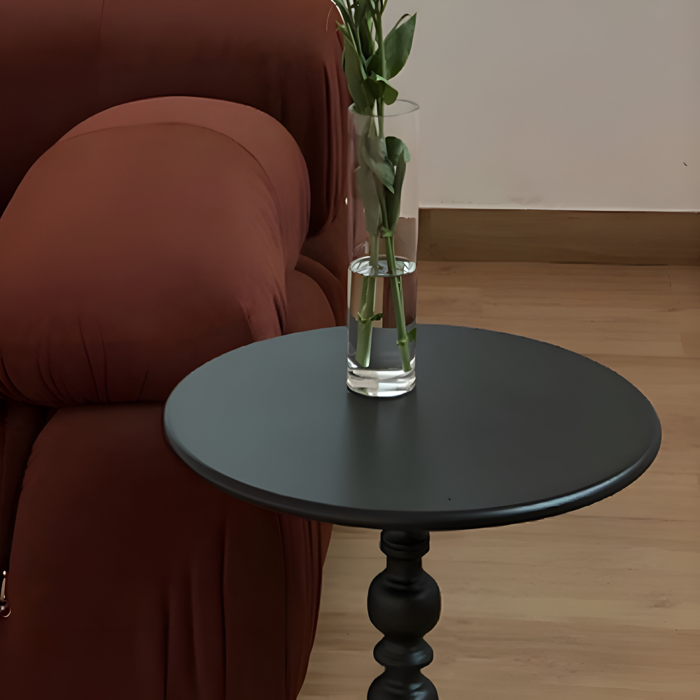 Table d'appoint ronde en fer forgé, un meuble d'appoint robuste et esthétique pour votre salon.