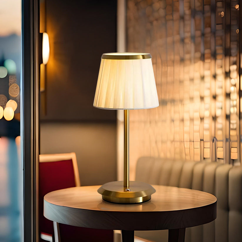 Lampe de table Lumessa moderne et élégante. LED dimmable, rechargeable, sans fil. Polyvalente pour tout décor intérieur/extérieur.