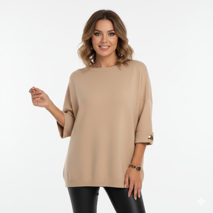 Pull hiver oversize pour femme, très confortable, détails raffinés avec ses boutons dorés et manches 3/4.