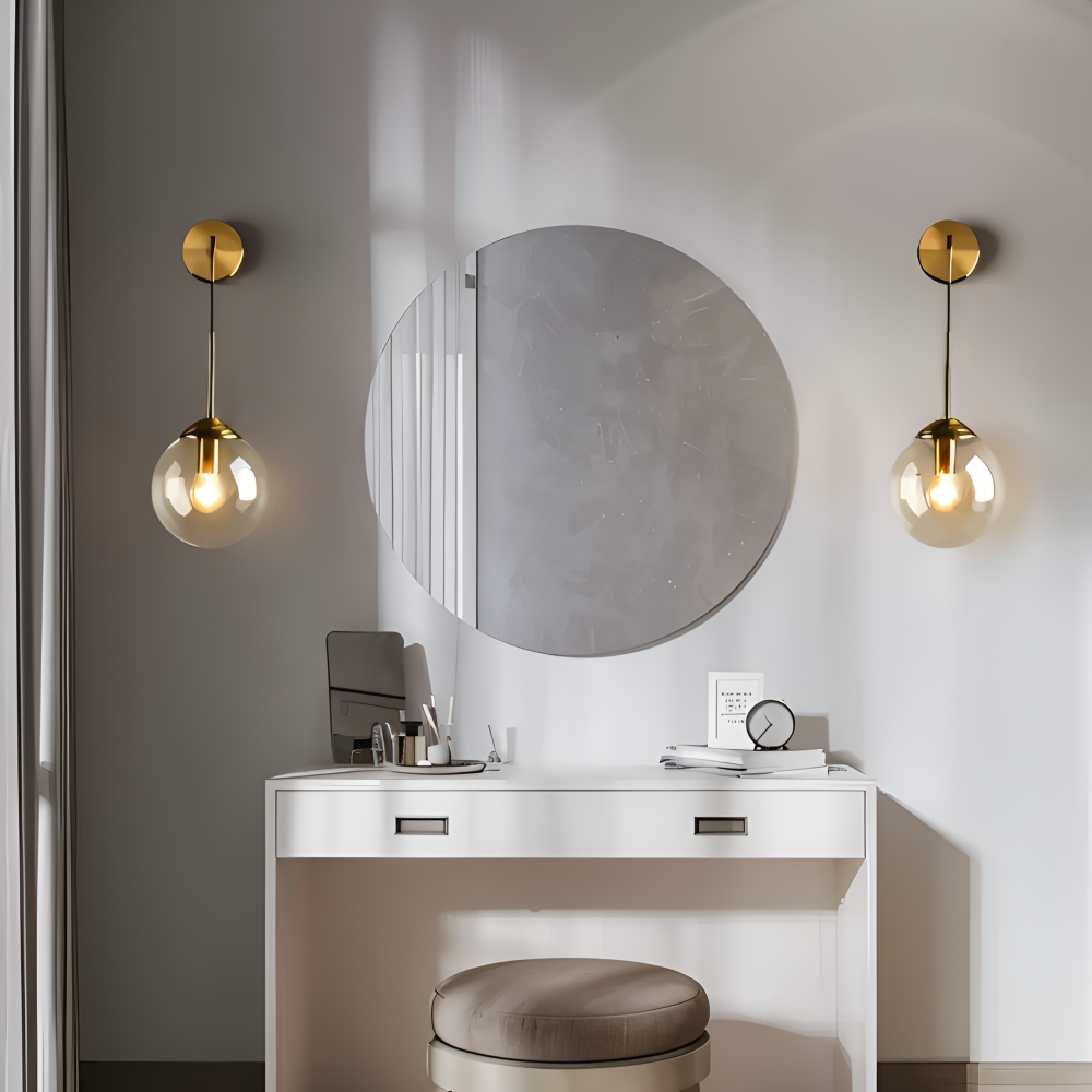 Lampe murale rétro Vetrovia en verre, touche industrielle, parfaite pour une chambre.