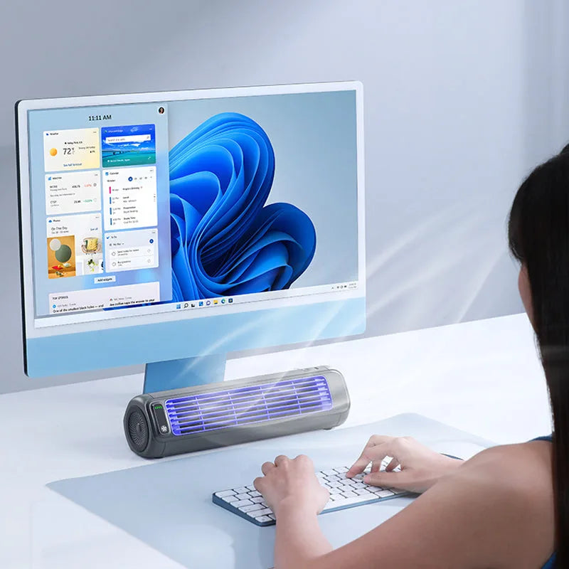Mini climatiseur de bureau portable bleu, parfait pour rester au frais pendant les chaudes journées d'été.
