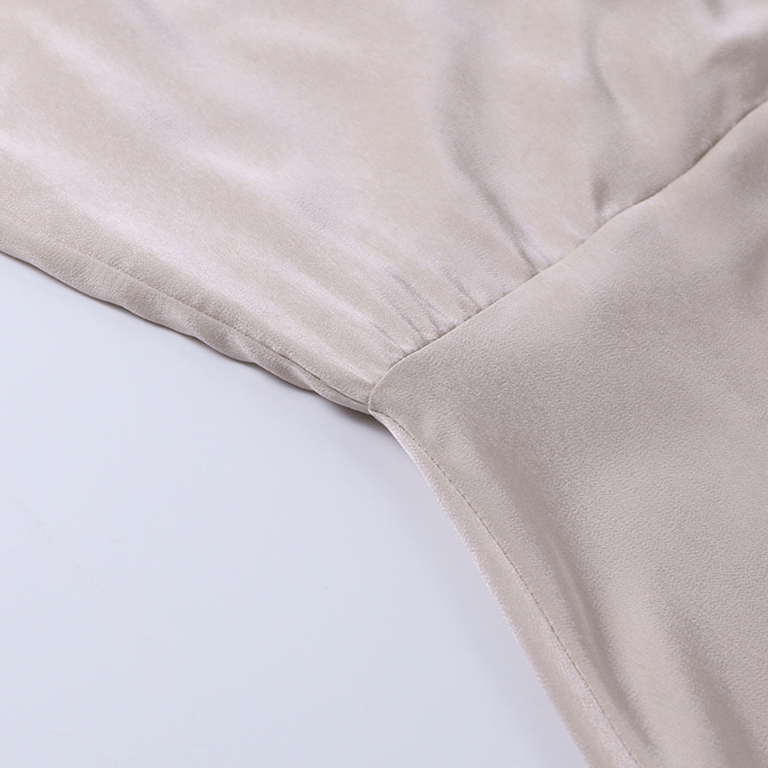 Tissu fluide de la robe Cléa midi élégante, mode femme pour toutes occasions.