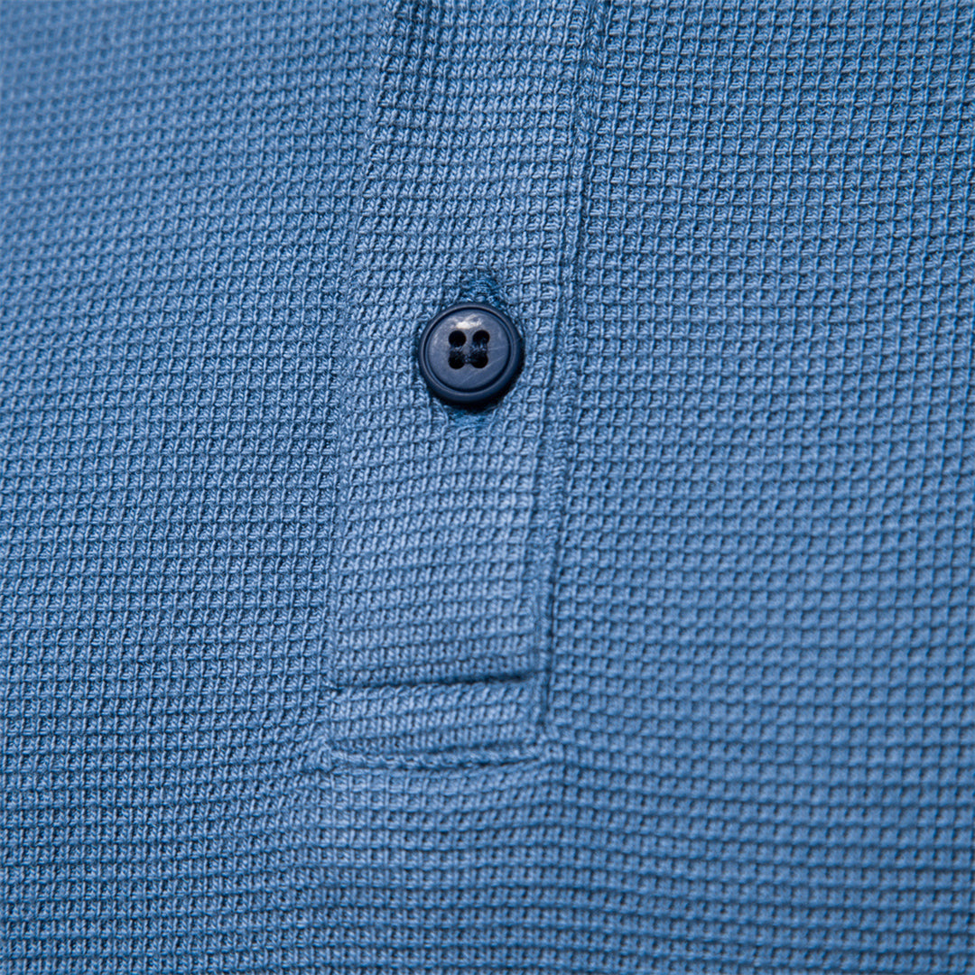 T-shirt Henley homme à manches longues, parfait pour toutes saisons. Confortable, boutons et style casual essentiel.