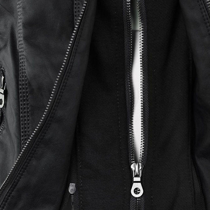 Veste femme légère, imperméable, avec capuche, protection élégante contre la pluie. Indispensable.