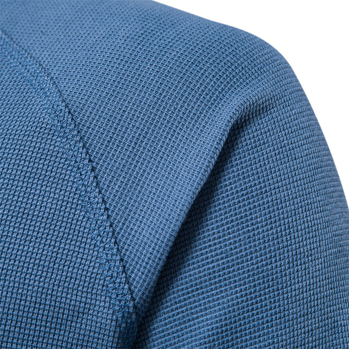 T-shirt Henley homme à manches longues. Boutons, col boutonné. Vêtement masculin basique, style casual et confort.