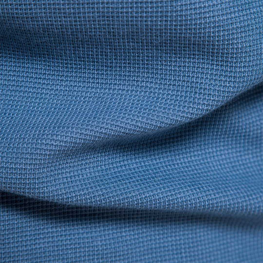 T-shirt Henley homme en coton, texture douce, manches longues. Col boutonné pour un confort décontracté et basique.