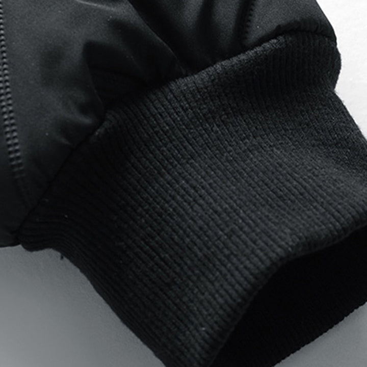 Veste doudoune homme noire, chaude et chic. Idéale pour un hiver élégant et confortable en ville ou extérieur.