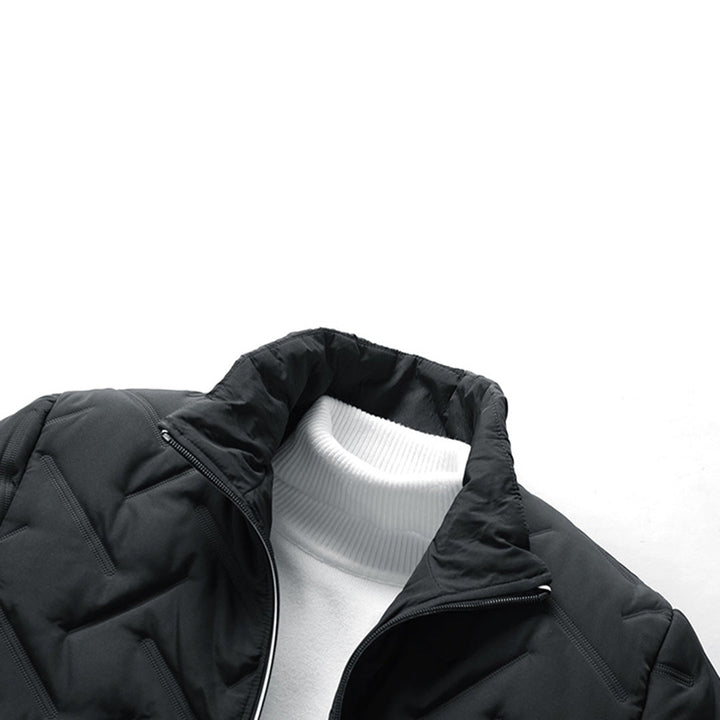 Doudoune homme matelassée et chaude, coupe élégante. Essentiel mode masculine pour hiver confortable.
