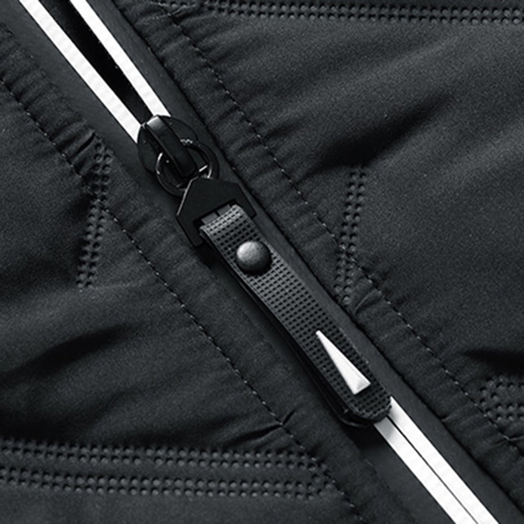 Homme élégant portant doudoune parka chaude. Parfait pour l'hiver, style et confort assurés en extérieur.