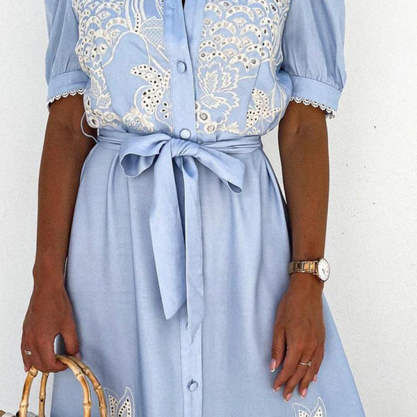 Robe maxi femme légère en coton brodé blanc, confortable et chic pour les journées d'été.