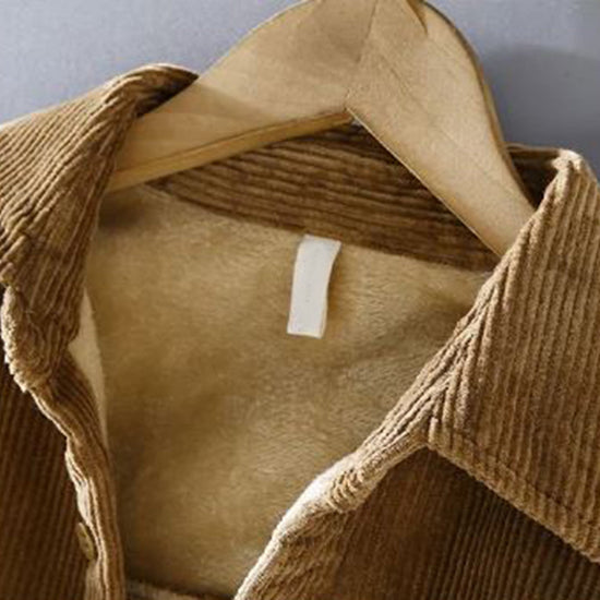 Détail de la texture côtelée sur cette veste polaire homme, parfaite pour les journées froides.