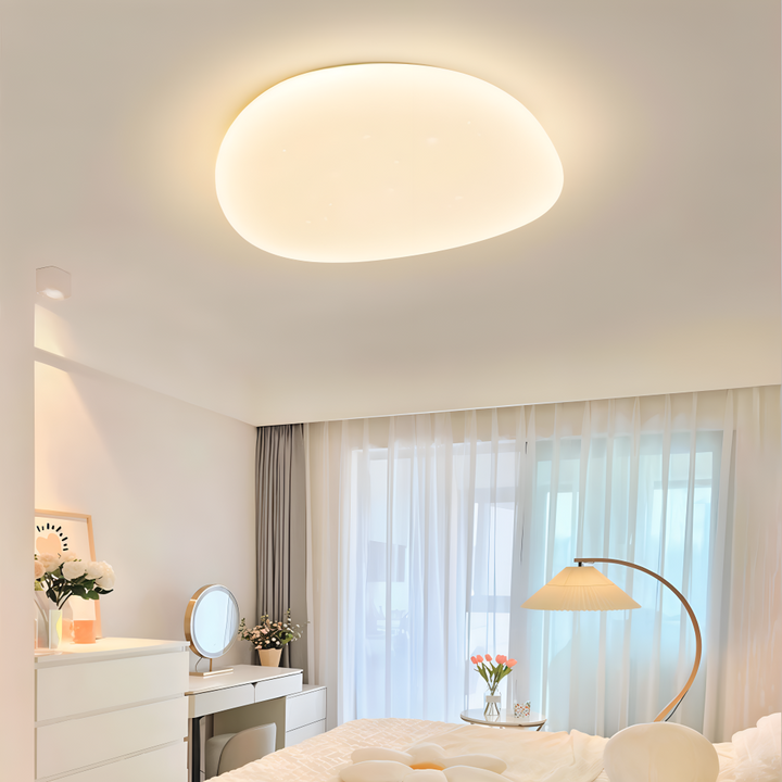 Luminaire LED Peblira effet galet, plafonnier moderne pour une décoration intérieure sereine et économe.