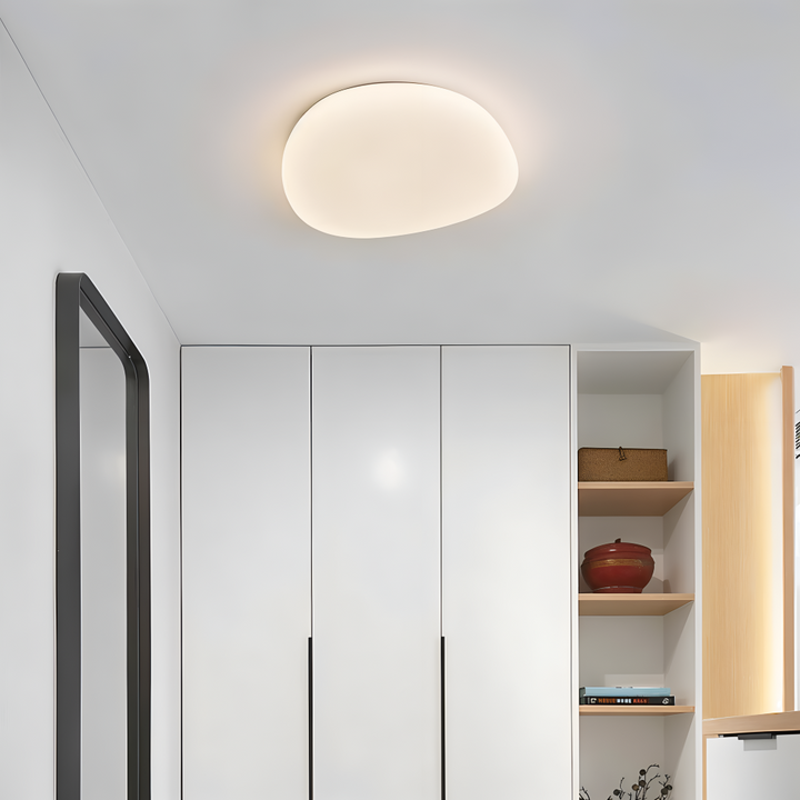Éclairage de plafond LED Peblira design galet. Parfait pour un salon ou une chambre zen. Lumière tamisée.