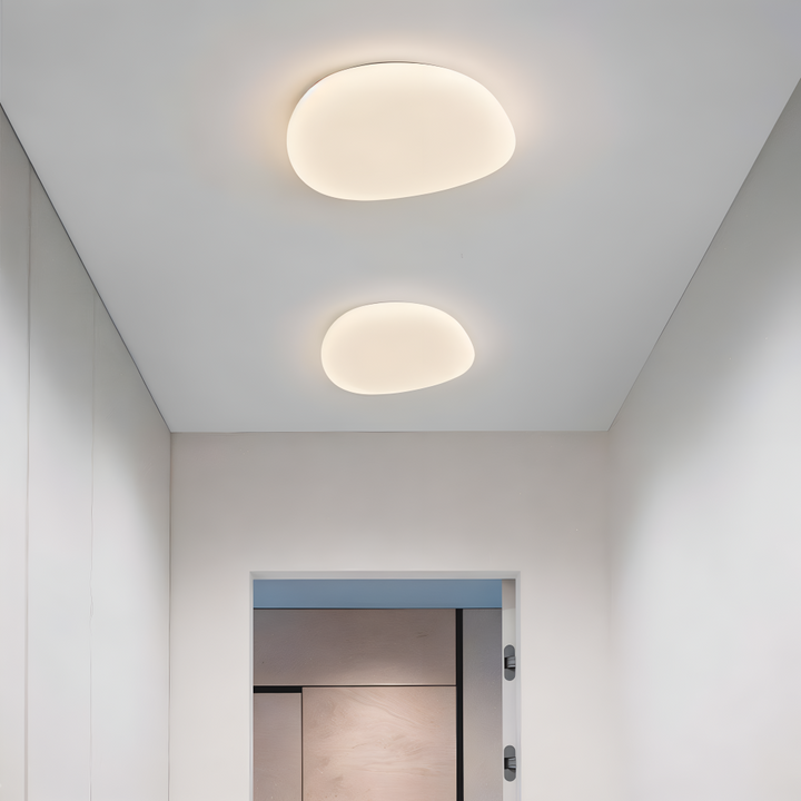 Plafonnier moderne LED Peblira, style galet. Idéal pour une ambiance sereine et un éclairage économe en énergie.
