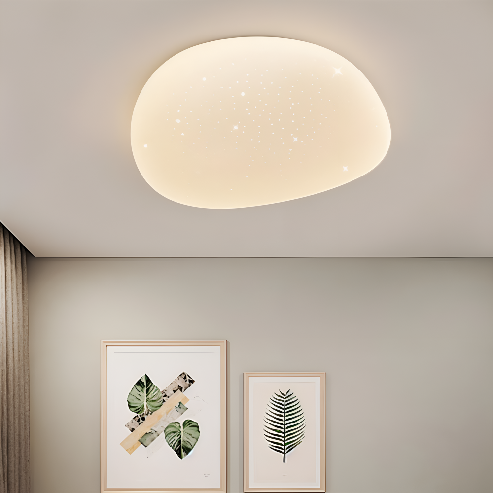 Lampe de plafond LED Peblira. Son design galet apporte une touche organique à votre intérieur moderne.