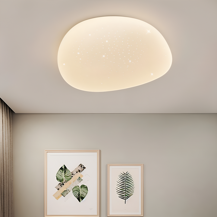 Lampe de plafond LED Peblira. Son design galet apporte une touche organique à votre intérieur moderne.