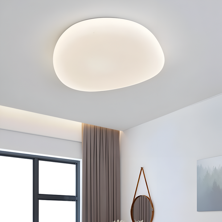 Plafonnier LED dimmable Peblira, design galet contemporain. Éclairage doux pour une ambiance relaxante.