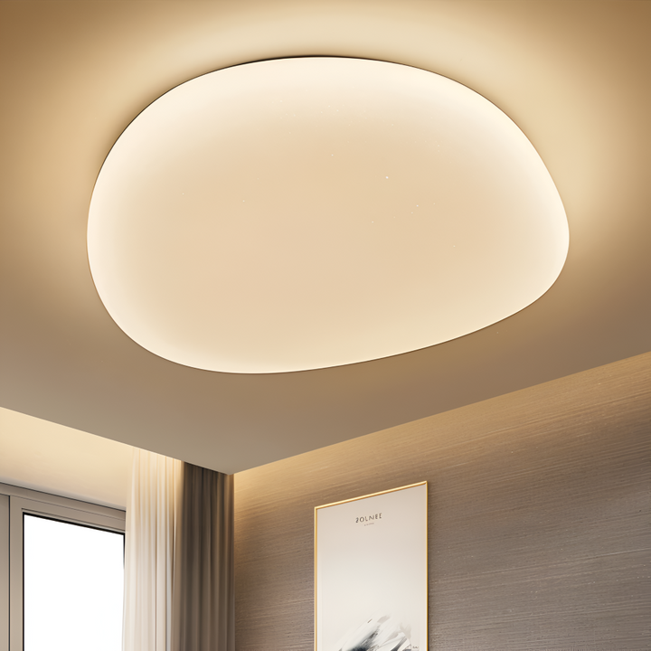 Luminaire de plafond LED Peblira, style galet poli. Lumière diffuse et économe pour salon ou chambre.