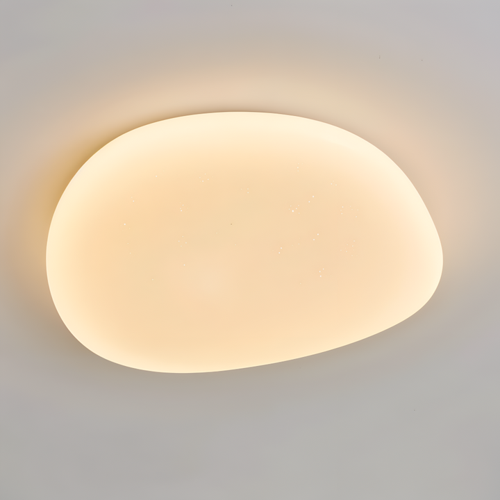 Lampe LED Peblira pour plafond, inspiration galet. Crée une décoration intérieure moderne et apaisante.